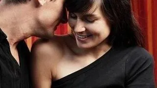 Flirtul in club: cum stii ca flirteaza cu tine