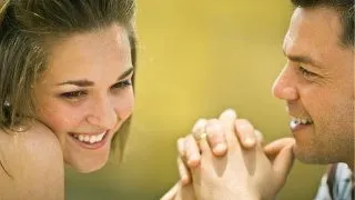 10 semne care-ti arata ca flirteaza cu tine