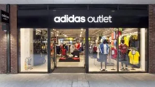 Care sunt avantajele unui outlet cu adidasi