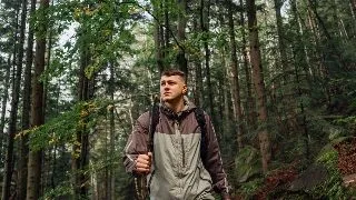 Cum te echipezi pentru o drumetie la munte in timpul toamnei