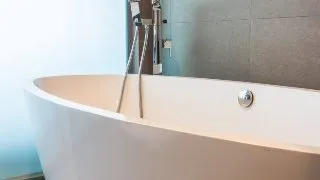 Baie mica cu cada? Uite cum sa o amenajezi