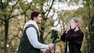 Cum sa folosesti parfumul la un date ca sa fii memorabil