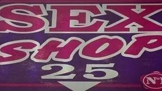 La cumparaturi in sex shop