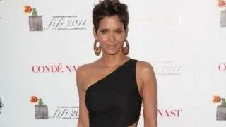 Halle Berry, cu piciorul in ghips (FOTO)