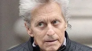 Dupa ce a invins cancerul, Michael Douglas s-a reapucat de fumat