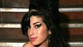 Hainele lui Amy Winehouse, impartite fanilor sai