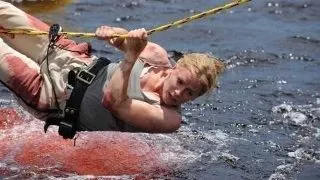 Elisabeth Shue se lupta cu monstrii preistorici in Piranha 3D