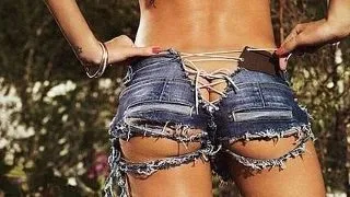 Gisele Bunchen ne arata sanii si fundul