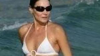 Carla Bruni pe plaja