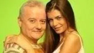 Moni se chinuie sa o copieze pe Angelina Jolie