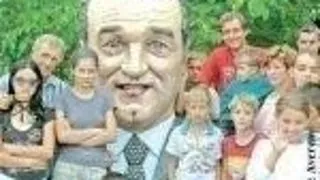 Lui Becali i s-a facut statuie de chirpici