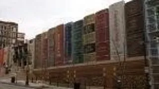 Carti uriase pe fatada bibliotecii din Kansas City