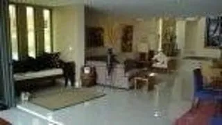 Casa... oglinda ta in fata ei