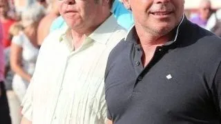 Cat a platit Elton John ca sa devina din nou "mamica"?