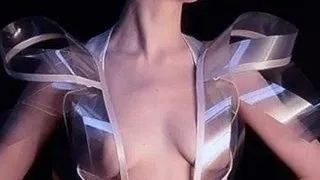 Rochia Intimacy 2.0 devine transparenta cand femeia e excitata (Video)
